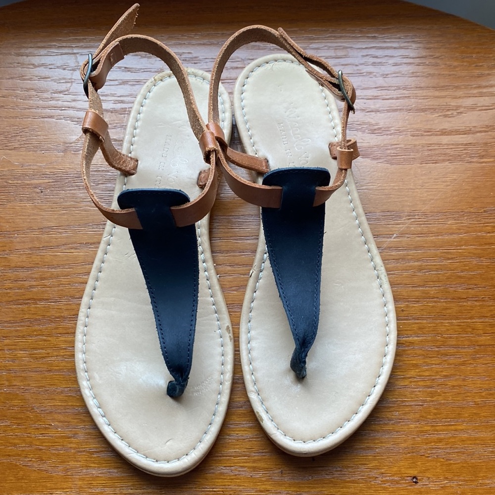 Nicole Vacari navy and tan leather thong sandals. Made In Italy. Size 7 🇮🇹
